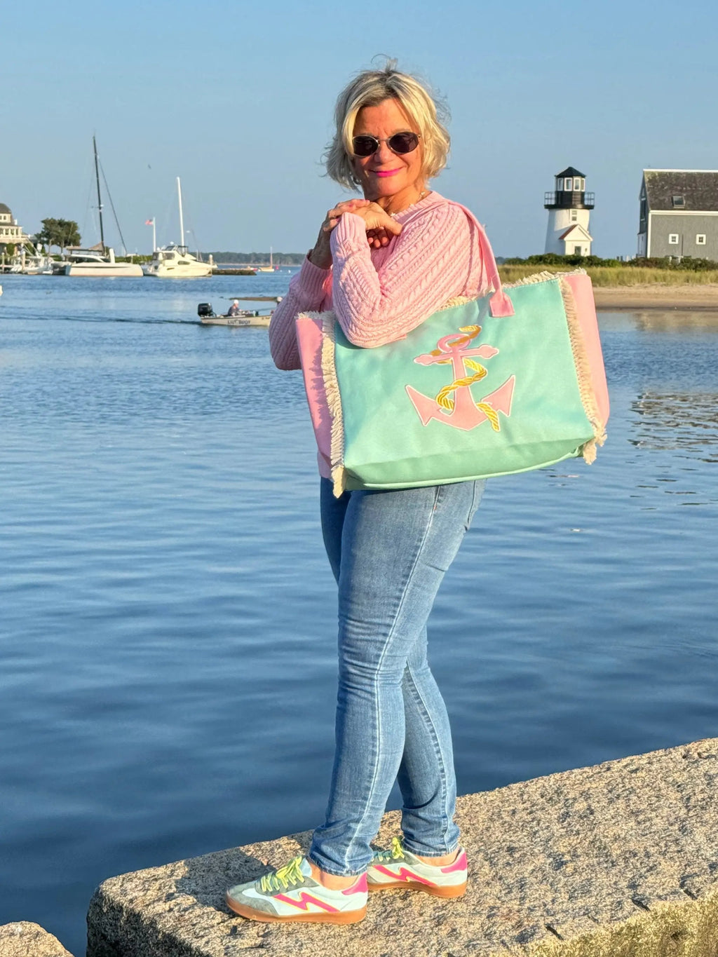 EMBROIDERED ANCHOR
PATCH FRINGE TOTE BAG.