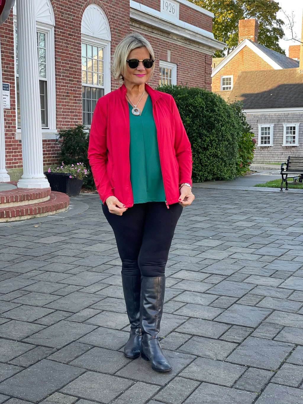 LULU-B EMERALD TAILORED V SLEEVE TOP