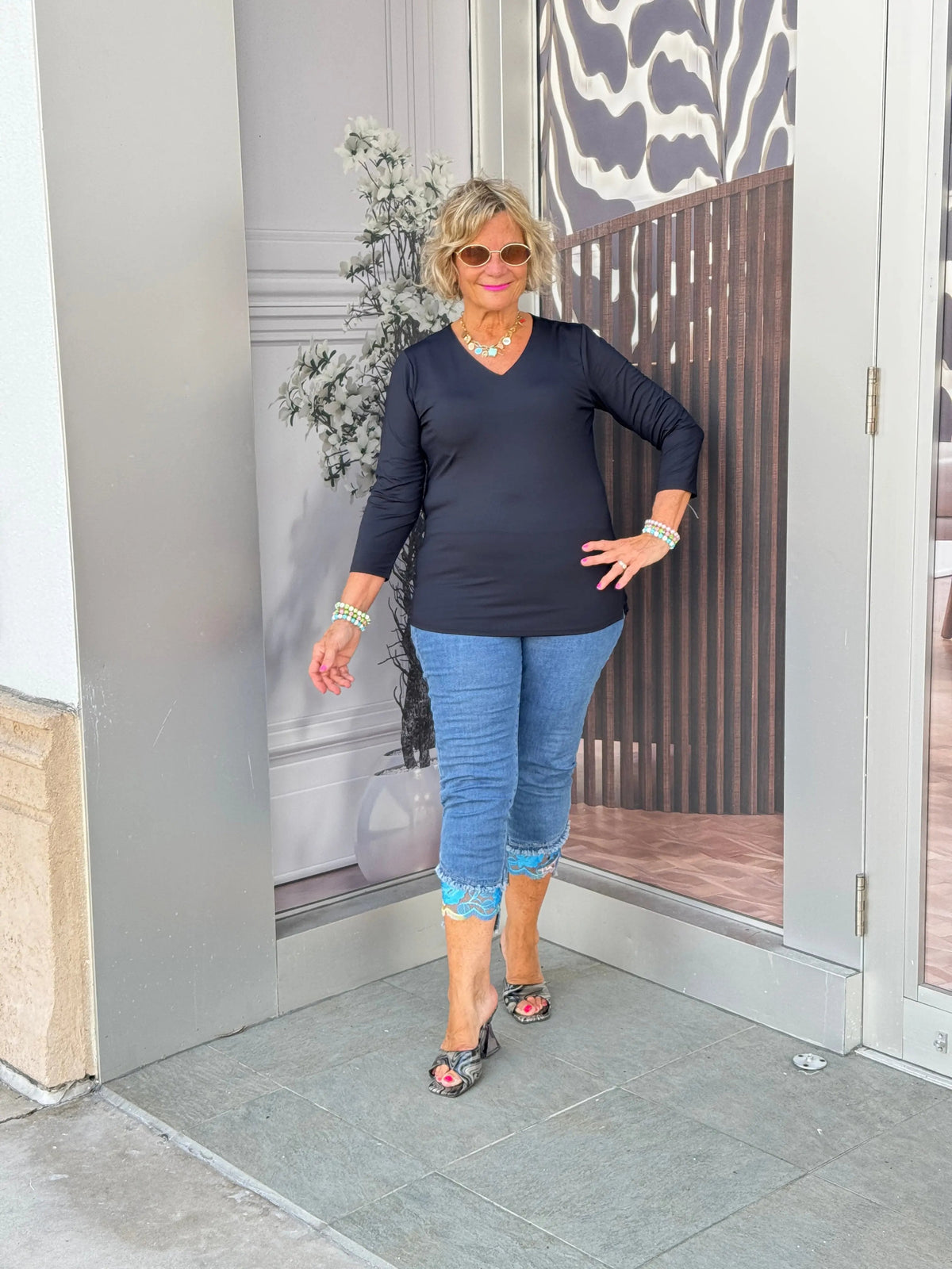 BLACK SLEEVE V-NECK TOP