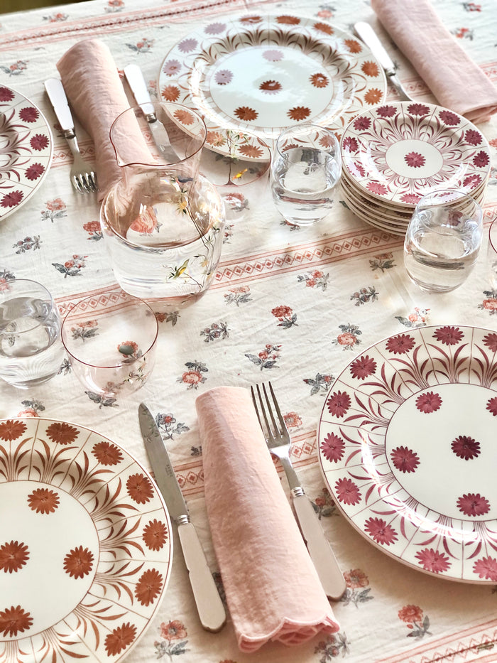 sabre hamptons flatware set stainless steel place setting with taupe resin handle in tablescape