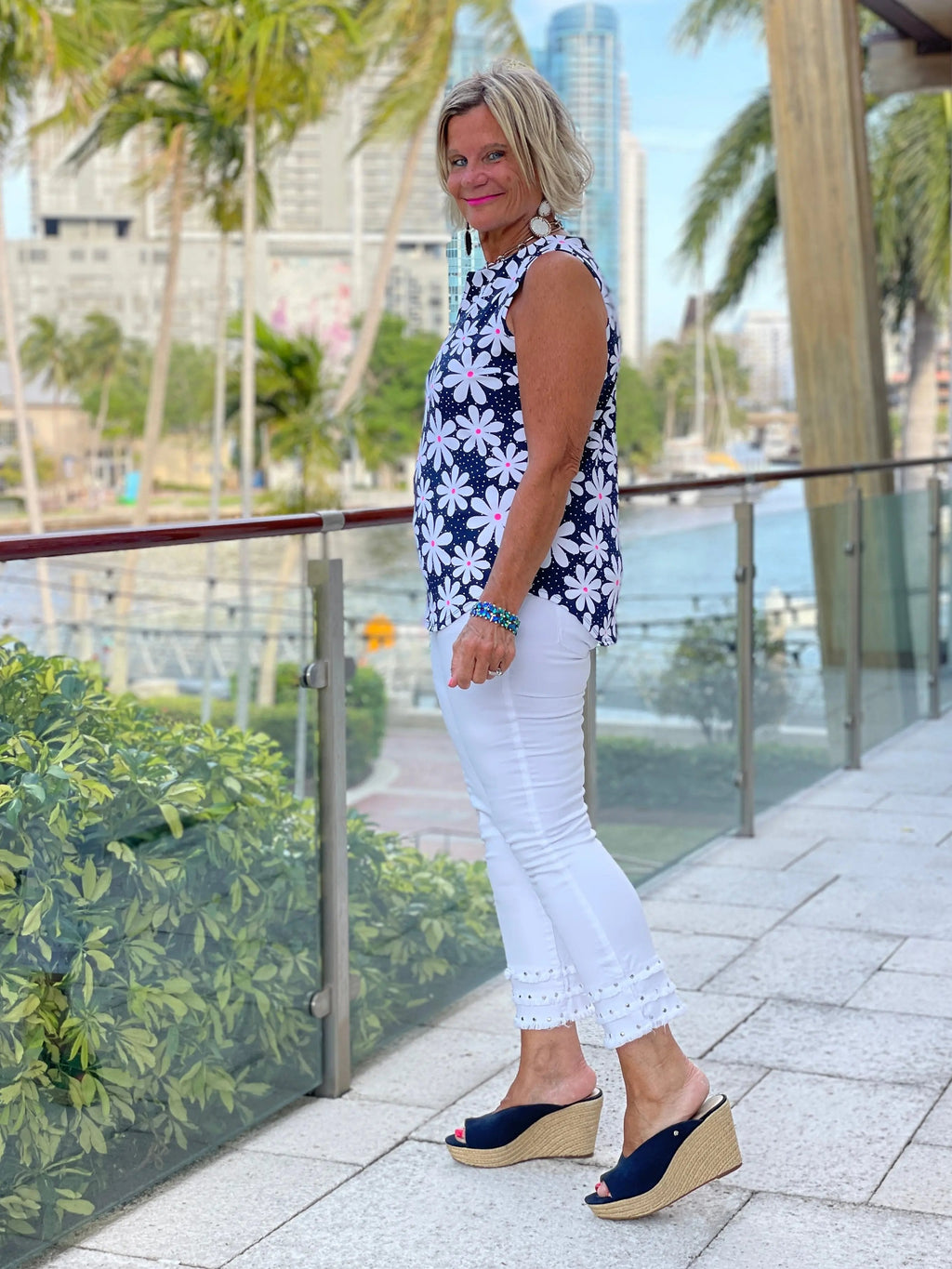 DAISY DAY SLEEVLESS V NECK TOP