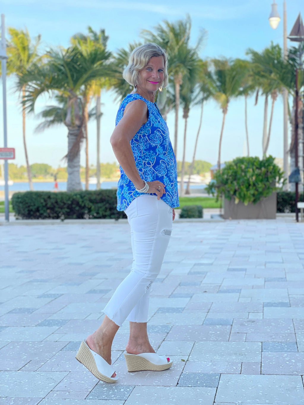 AQUA LANE SLEEVELESS V -NECK