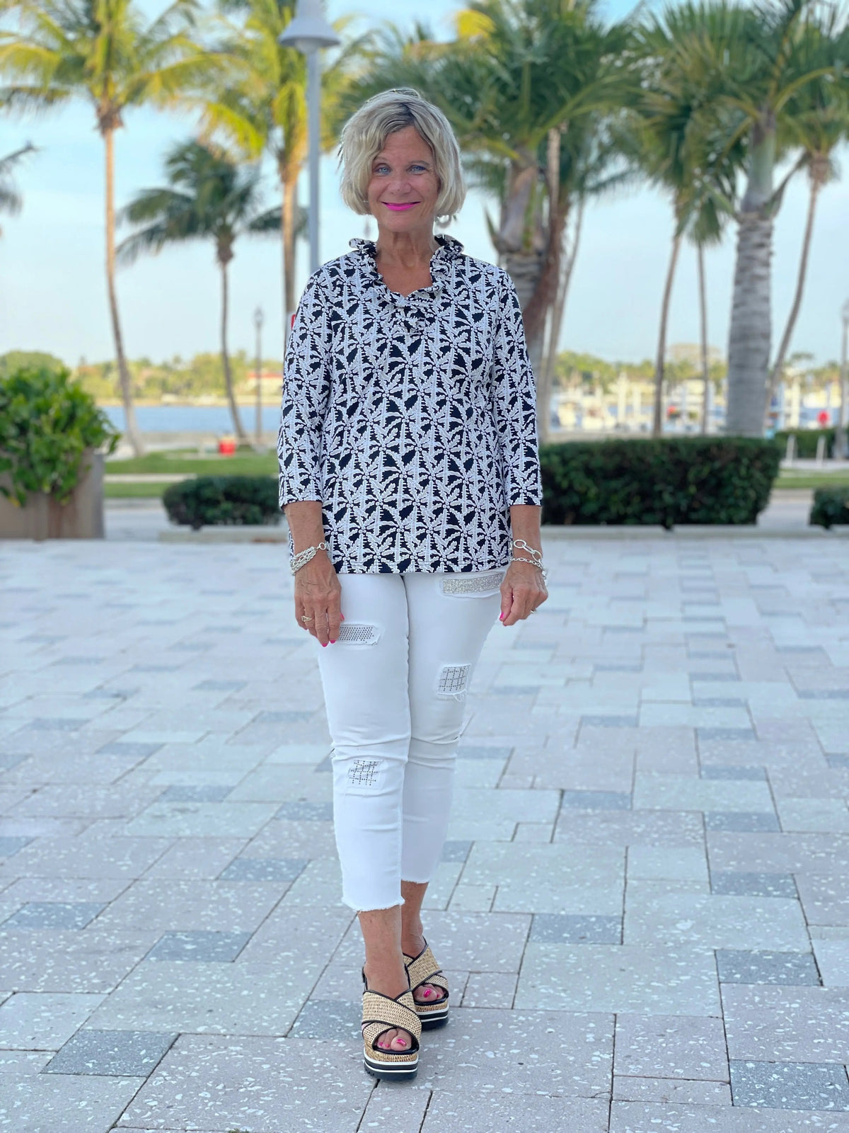 BLACK AND BEIGE 3/25 RUFFLE TOP