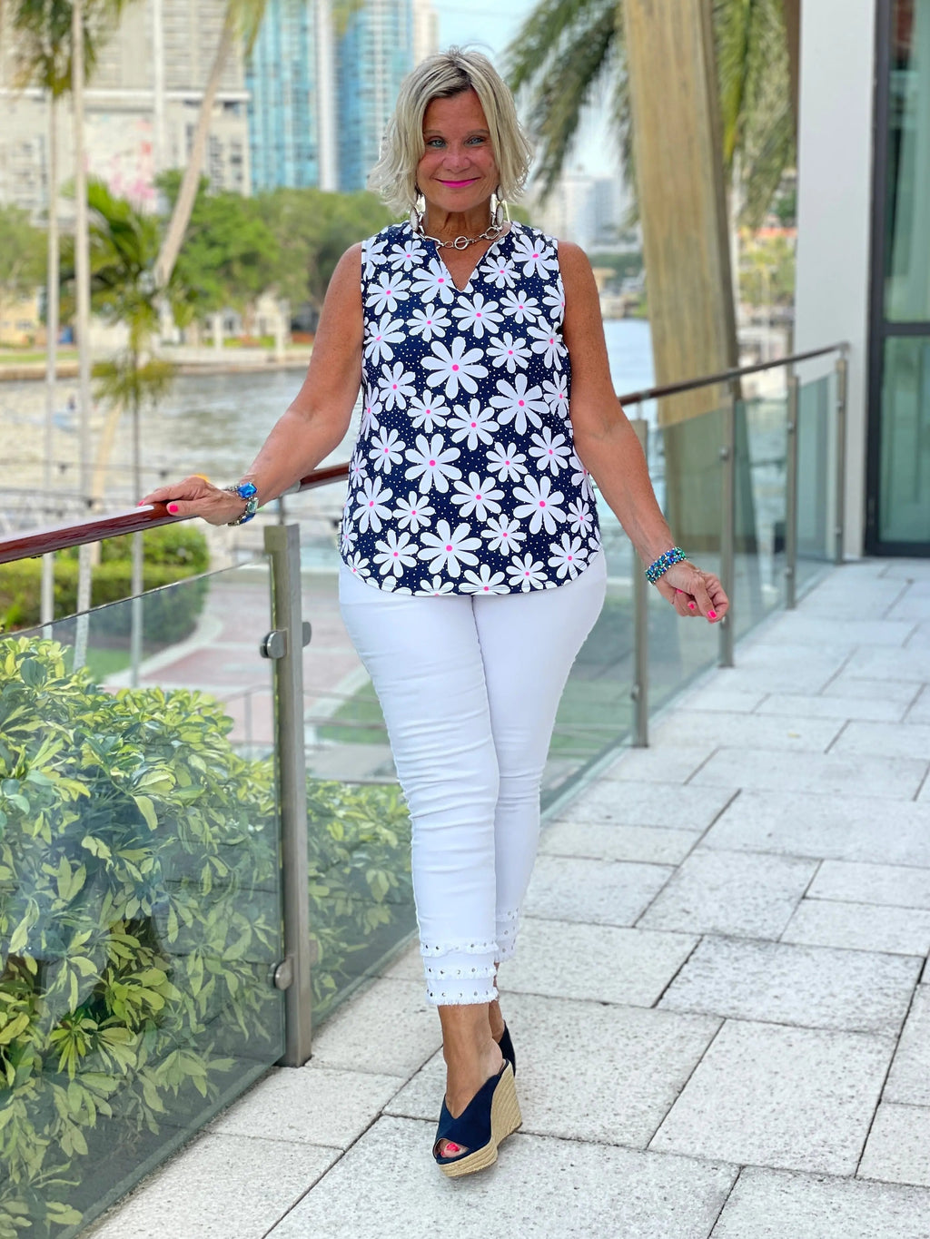 DAISY DAY SLEEVLESS V NECK TOP