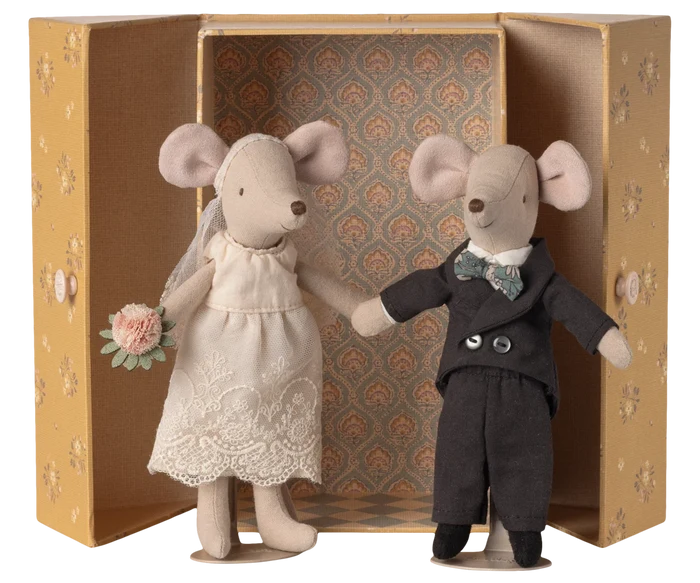 Wedding mice couple in box, Mum and dad
